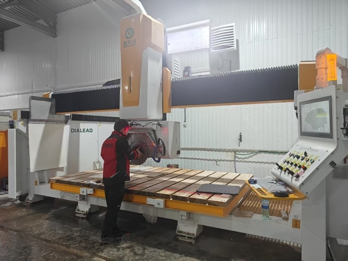 Latest company news about 어떻게 5 축 CNC 브리지 절단 기계는 부엌 카운터 톱 제조에 기여 할 수 있습니다